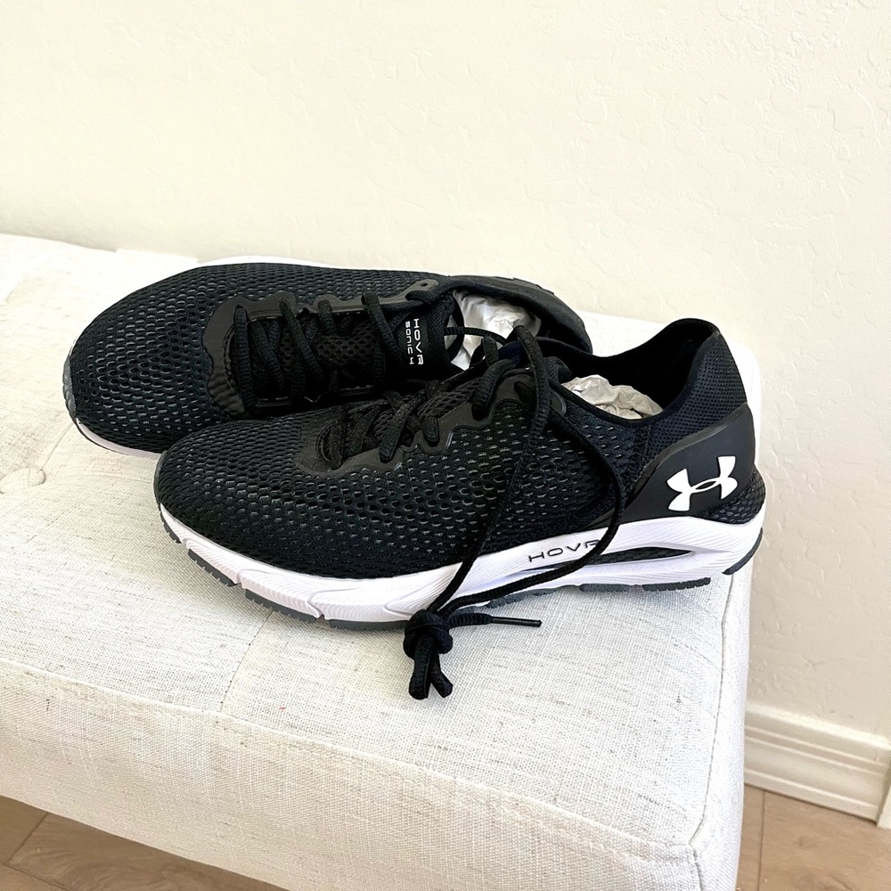 NEVER WORN under armour womens size 8 black sneakers.